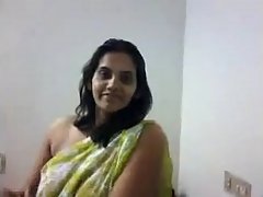 Desi Indian housewife has very sexy big boobs voyeur video #2